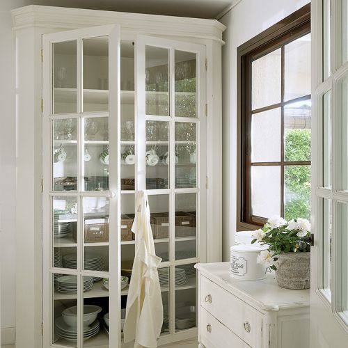 Meble z przeszklonymi witrynami nadają kuchni lekkości.