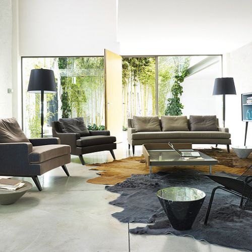 Meble z serii Belem mają głębokie siedziska i poduszki wypełnione pierzem. Cena sofy – od 3018 euro, LIGNE ROSET