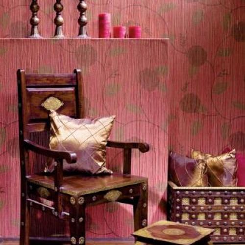 Meble ze Złotej Kolekcji zrobione są z litego drewna shisham i ozdobione mosiężnymi okuciami w kolorze złota. Krzesło w