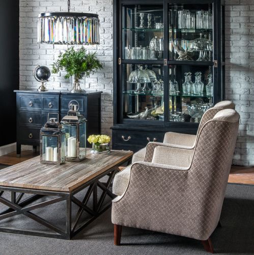 Meble zrobiono z olchowego drewna, ręcznie lakierowanego i polerowanego, by uzyskać satynowy odcień czerni.