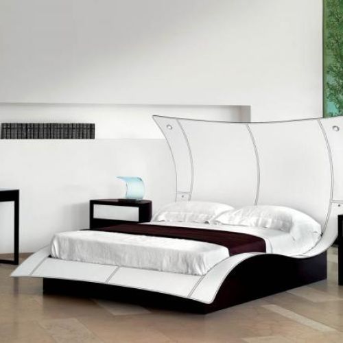 Mega Butterfly włoskiej firmy Angelo jest ze skóry i ma regulowane lampki halogenowe. Cena - od 41 000 zł. PATT MEBEL