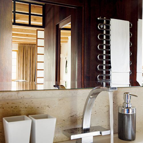 Merbau na ścianie i jasny marmur. Loft pod strzechą