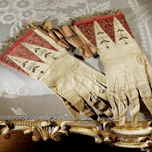 Męskie rękawiczki z cieniutkiej skóry ozdobione misternym haftem.