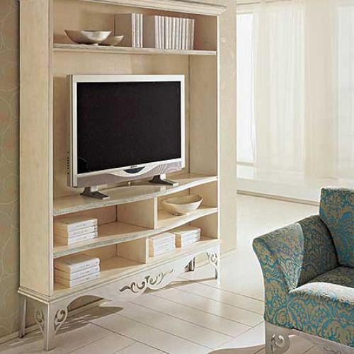 Metal i drewno - dobrana para. Tutaj na nóżkach z kutej blachy stoi drewniana biblioteczka. Cena - 13 800 zł. INTER-COMODO