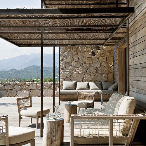 Metalowy dach pokryto trzciną. Kanapa i fotele z ażurowymi oparciami są z firmy Unopiu.