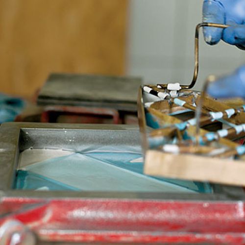 Metalowy wzornik wkładamy do stalowej formy. Potem wlewamy do niego masę cementowo-marmurową i pod prasę. Ale diabeł tkwi w