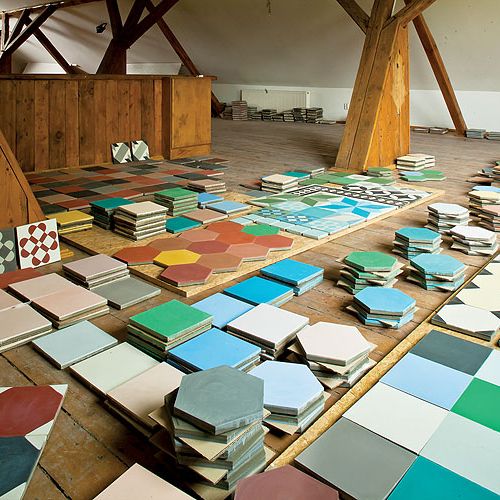 Metalowy wzornik wkładamy do stalowej formy. Potem wlewamy do niego masę cementowo-marmurową i pod prasę. Ale diabeł tkwi w