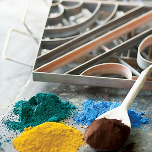 Metalowy wzornik wkładamy do stalowej formy. Potem wlewamy do niego masę cementowo-marmurową i pod prasę. Ale diabeł tkwi w