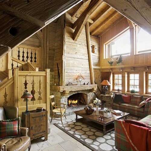 Miało być jasno. Dom dostał więc duże okna, ściany ze świerkowego drewna i z kamienia z Burgundii, bielonego wapnem.