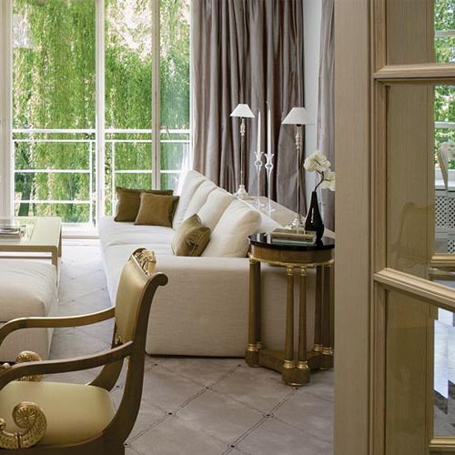 Międzynarodowa mieszanka stylów powoduje, że dopiero widząc za oknami wierzby i brzozy, czujemy się bardziej swojsko.