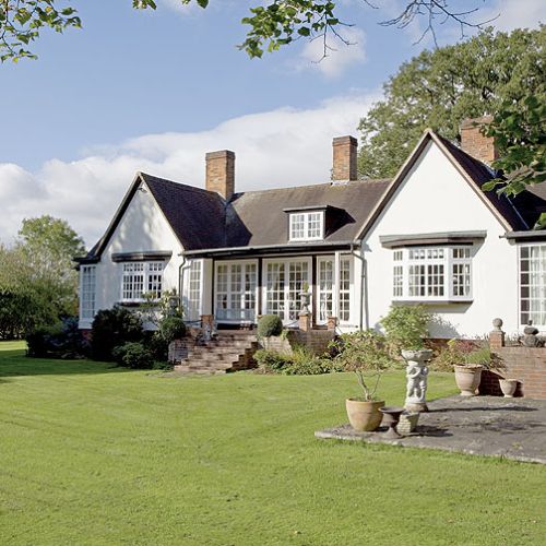 Miejsce niezwykłe – niedaleko Windsoru, gdzie weekendy spędza. sama królowa. Ale dom miał też minusy – był z 1923