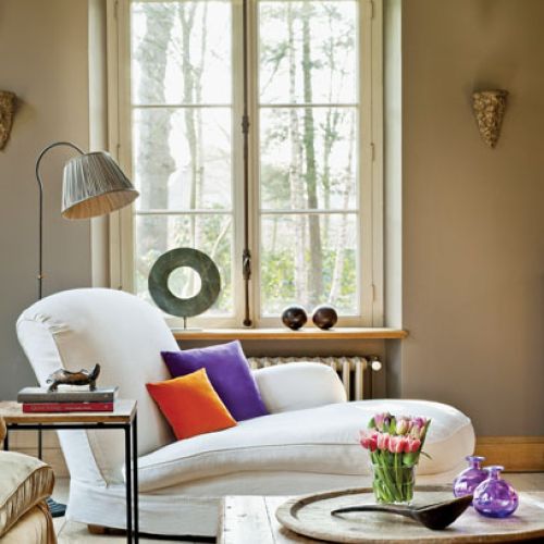 Miejsce relaksu w salonie. Nowa rezydencja w starym stylu