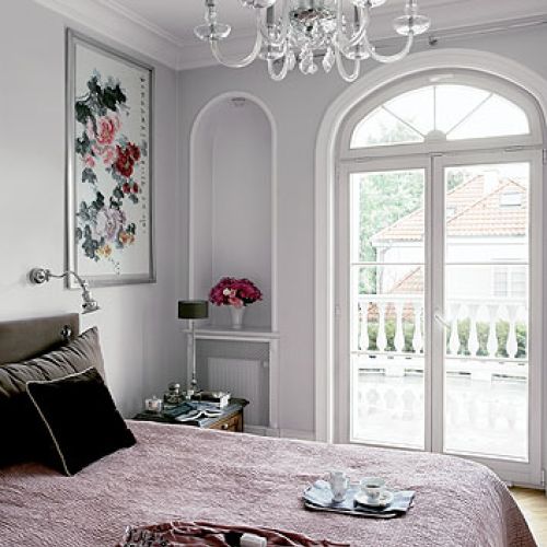 Miękki buduarowy klimat tworzą zmysłowe tkaniny: aksamitne poduszki, narzuta i zagłówek łóżka z Bad Breakfast Home.