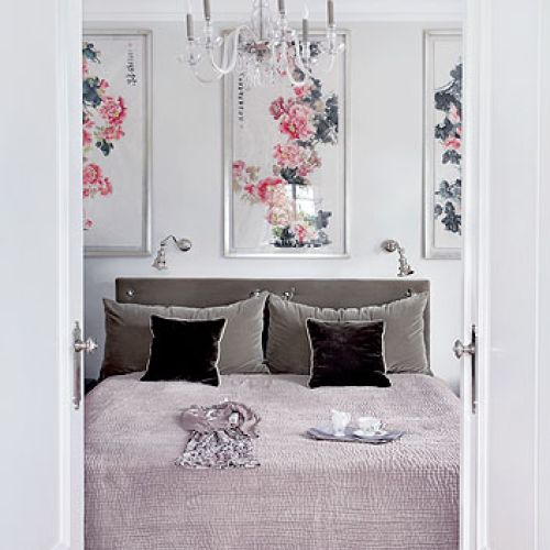 Miękki buduarowy klimat tworzą zmysłowe tkaniny: aksamitne poduszki, narzuta i zagłówek łóżka z Bad Breakfast Home.