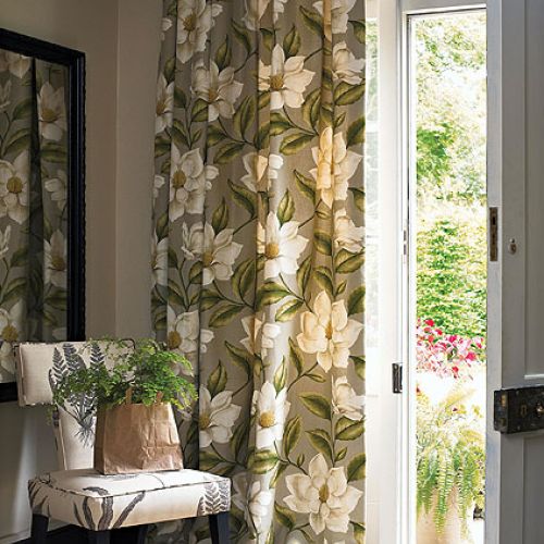 Mieszanka lnu, bawełny i nylonu: Grandiflora po 370 zł/m, na fotelu Woodland Ferns w cenie 406 zł/m. YOU DESIGN