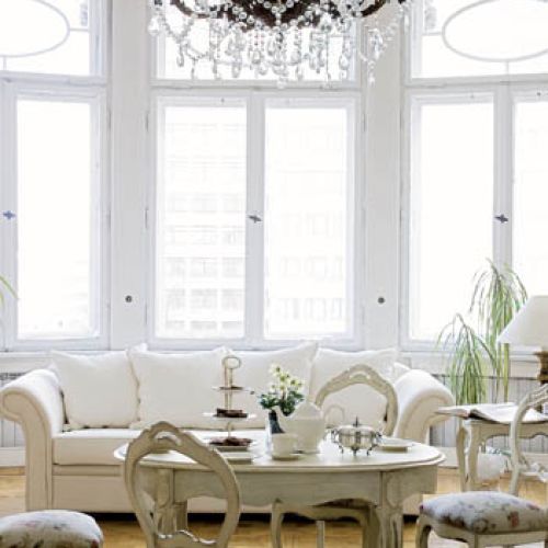 Mieszczaństwo w najszlachetniejszym wydaniu - salon z wykuszem, stylowe meble i kryształowy żyrandol.