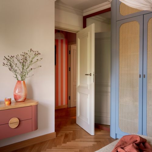 Kolorowa sypialnia w segmencie 80 m² na Mokotowie w odcieniach kobaltu, bordo i zgaszonego różu