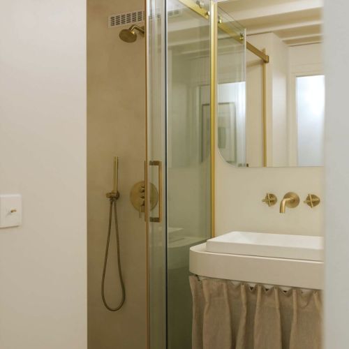 mała łazienka z prysznicem