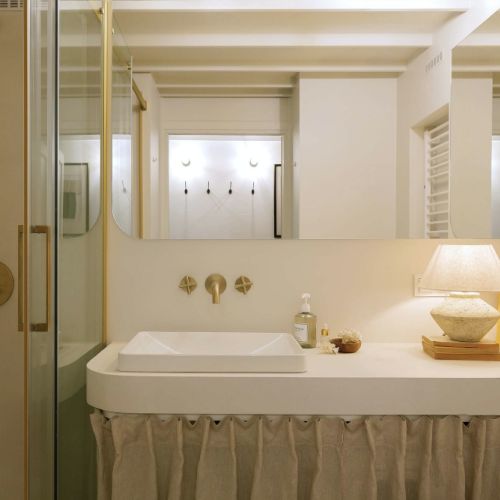 mała łazienka z pralką pod blatem