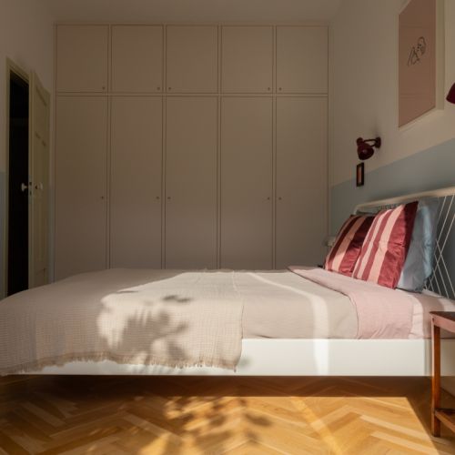 sypialnia stylu vintage w modernistycznej kamienicy