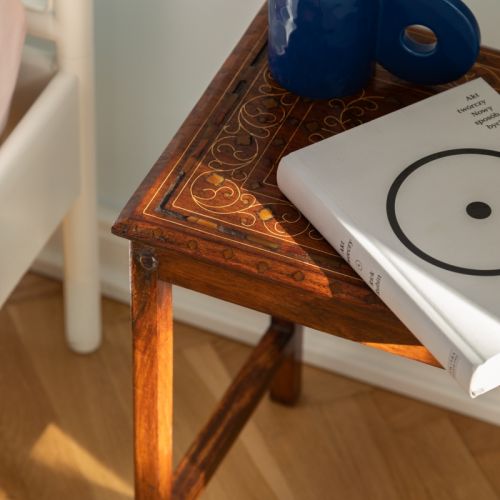 sypialnia w mieszkaniu w modernistycznej kamienicy