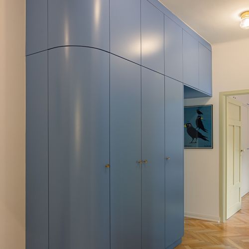 aranżacja przedpokoju w mieszkaniu w modernistycznej kamienicy