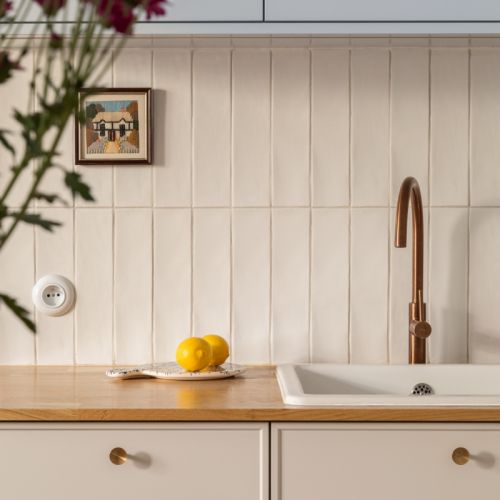 kuchnia w mieszkaniu w modernistycznej kamienicy