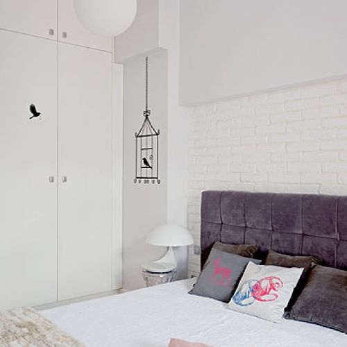 Mieszkanie Anny Popek - styl: lekko paryski. Kolory: morze bieli z nutą różu i pomarańczy. Miejsce: kamienica sprzed stu lat.