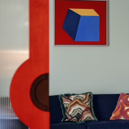 kolorowe i ekstrawaganckie mieszkanie jak z filmu Almodovara