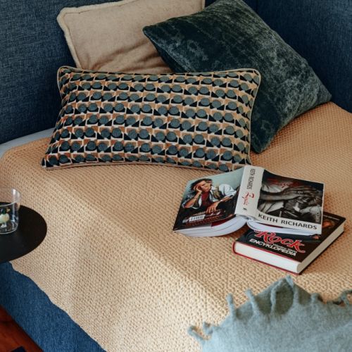 żółto-niebieska sypialnia jak z filmu Almodovara