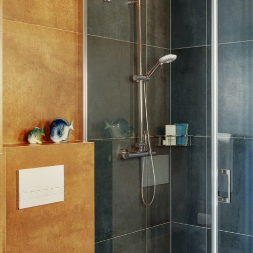 żółto-niebieska łazienka jak z filmu Almodovara