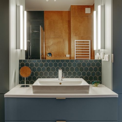 żółto-niebieska łazienka jak z filmu Almodovara