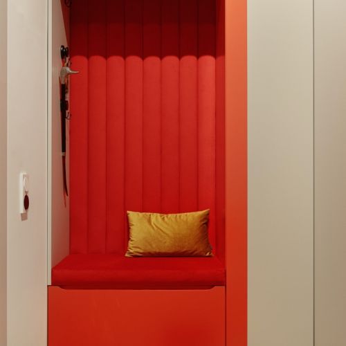 mieszkanie w żywych kolorach jak z filmu Almodovara