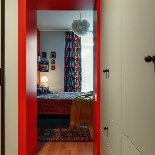 kolorowa sypialnia jak z filmu Almodovara