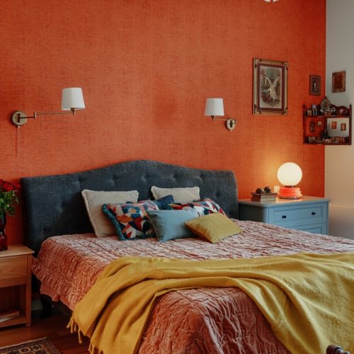 sypialnia w żywych kolorach jak z filmu Almodovara