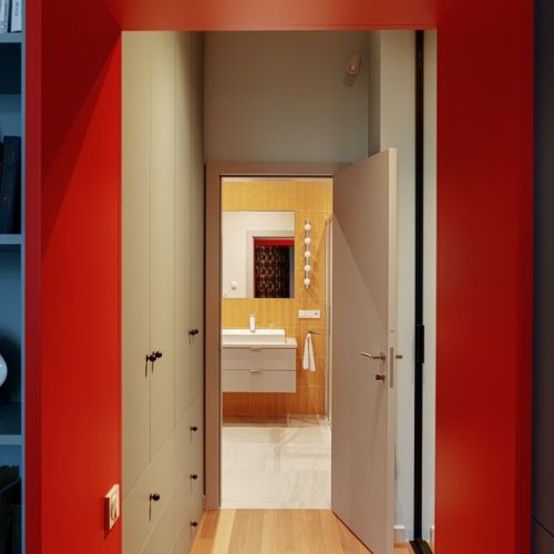 kolorowa łazienka jak z filmu Almodovara