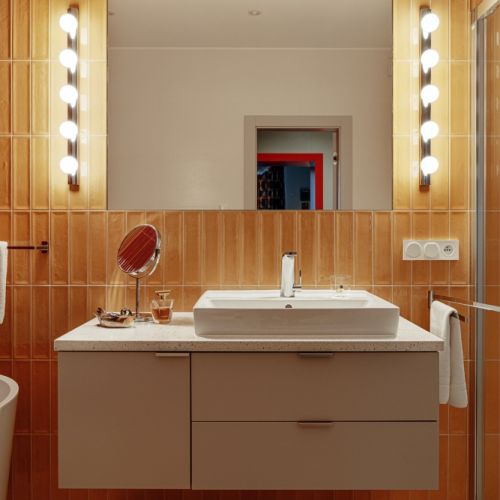 żółta łazienka jak z filmu Almodovara