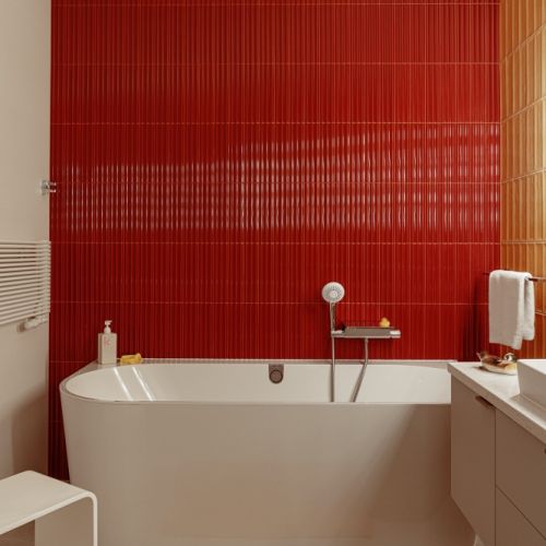 kolorowa łazienka jak z filmu Almodovara