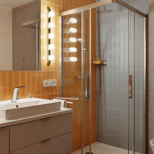 żółta łazienka jak z filmu Almodovara