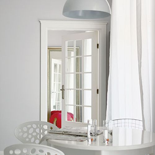 Mieszkanie jest nowoczesne, ale - jak mówi gospodyni - osłodzone kobiecością.