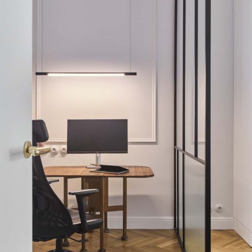 domowe biuro za przeszkloną ścianą w sypialni