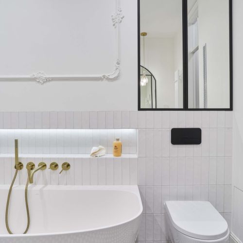 biała łazienka w mieszkaniu w kamienicy