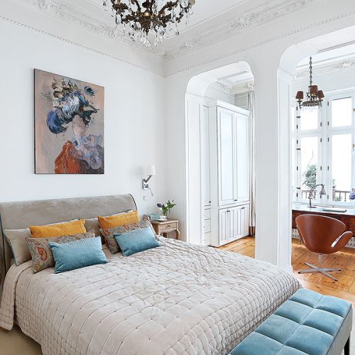 biała sypialnia w stylu klasycznym