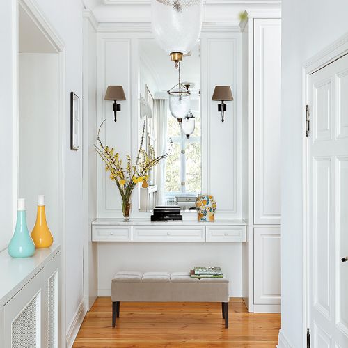 biały hol w stylu klasycznym