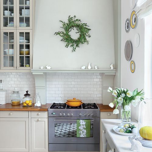 kuchnia z białymi frontami