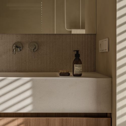 minimalistyczna łazienka z drewnianymi szafkami