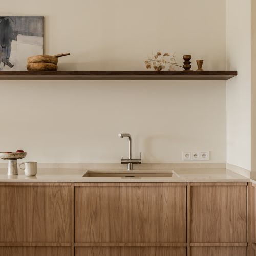 przytulna minimalistyczna kuchnia otwarta na salon