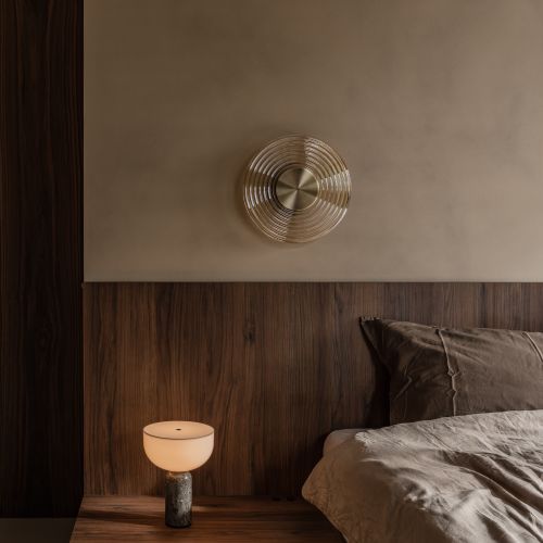 minimalistyczna sypialnia z drewnem