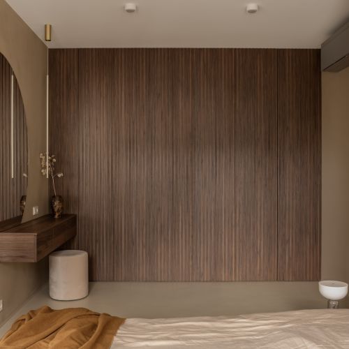 drewniana zabudowa w sypialni