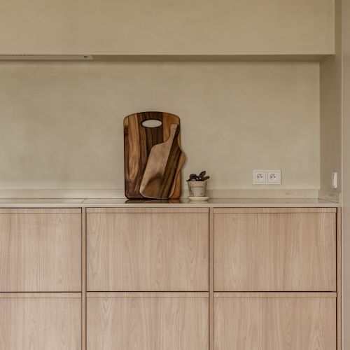 minimalistyczna kuchnia z drewnianymi szafkami